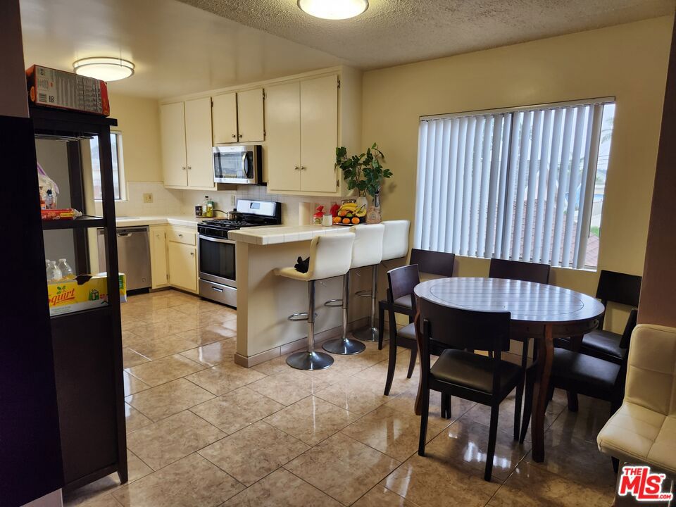 216 S Inglewood Avenue Property Photo 11