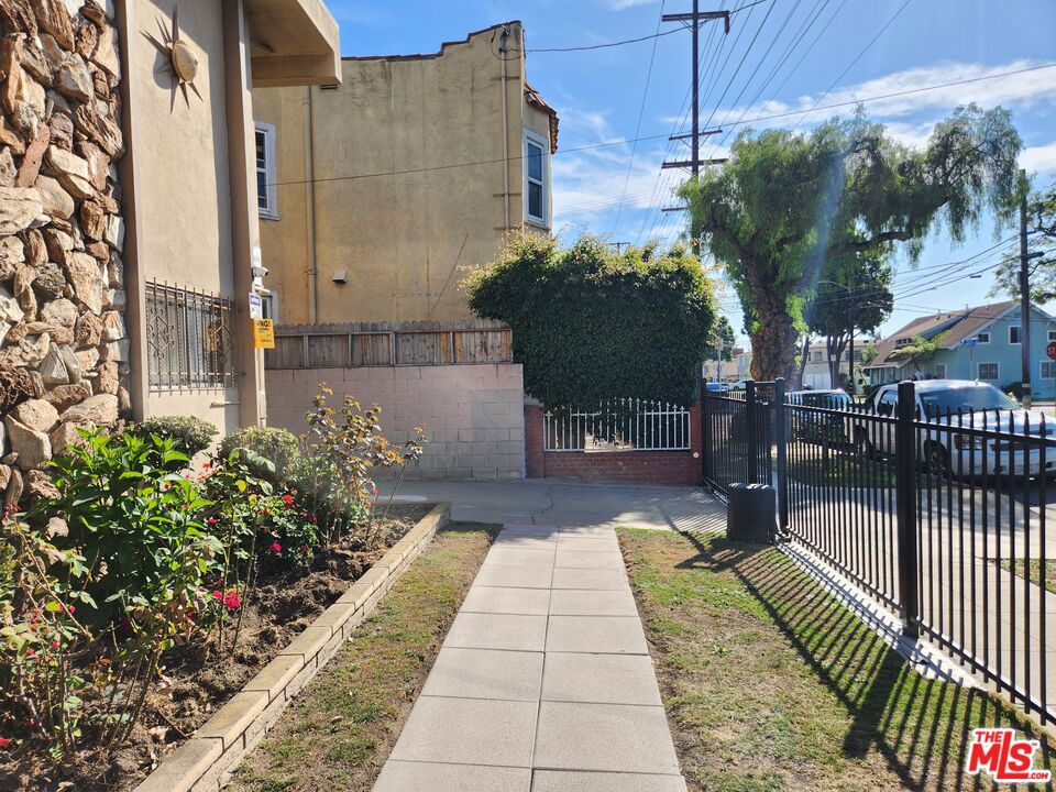 216 S Inglewood Avenue Property Photo 12