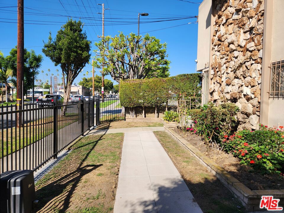216 S Inglewood Avenue Property Photo 16