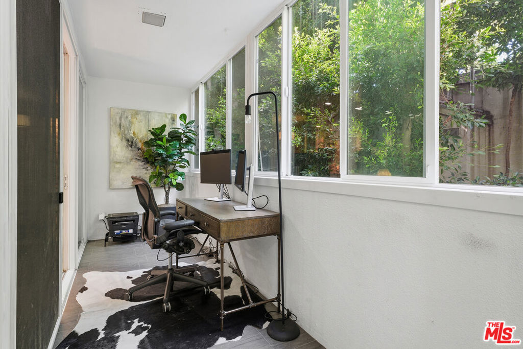 1015 N Kings Road 110 Property Photo 17