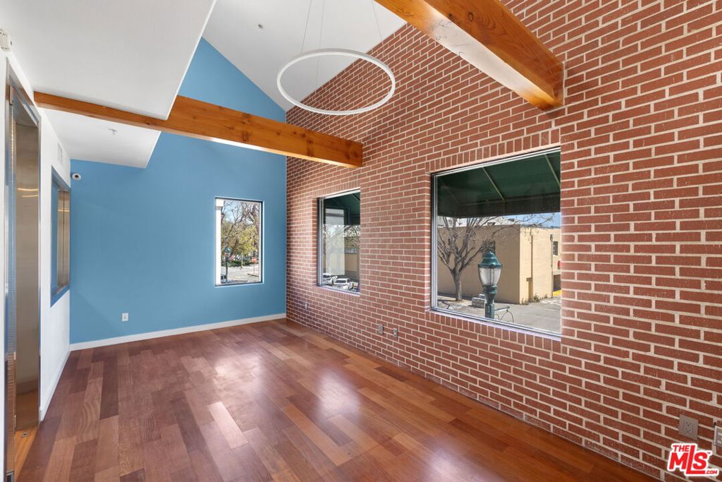 1321 Post Avenue Property Photo 3