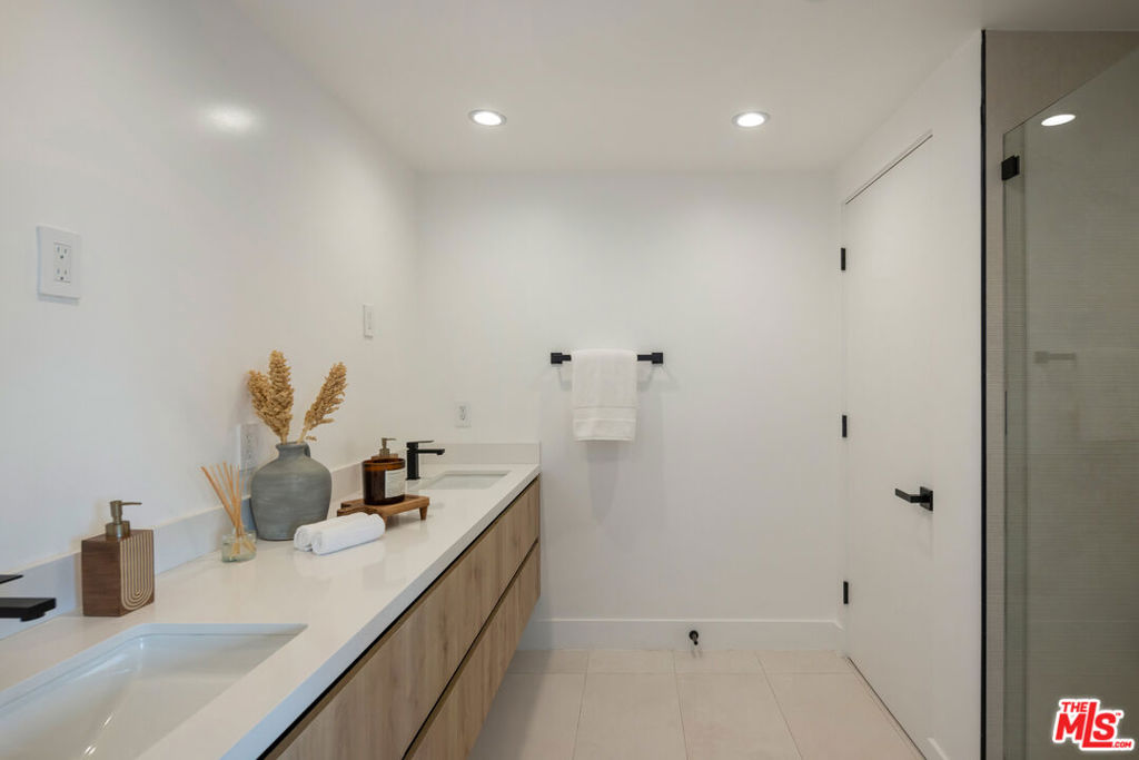2001 1/2 W Bellevue Avenue Property Photo 8