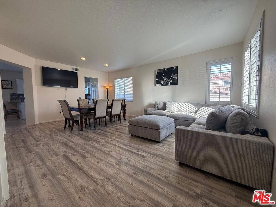 719 W Avenue Q10 Property Photo 2