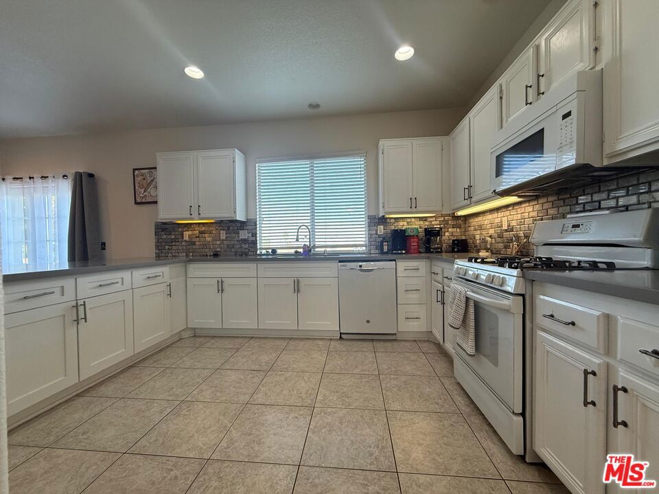 719 W Avenue Q10 Property Photo 5