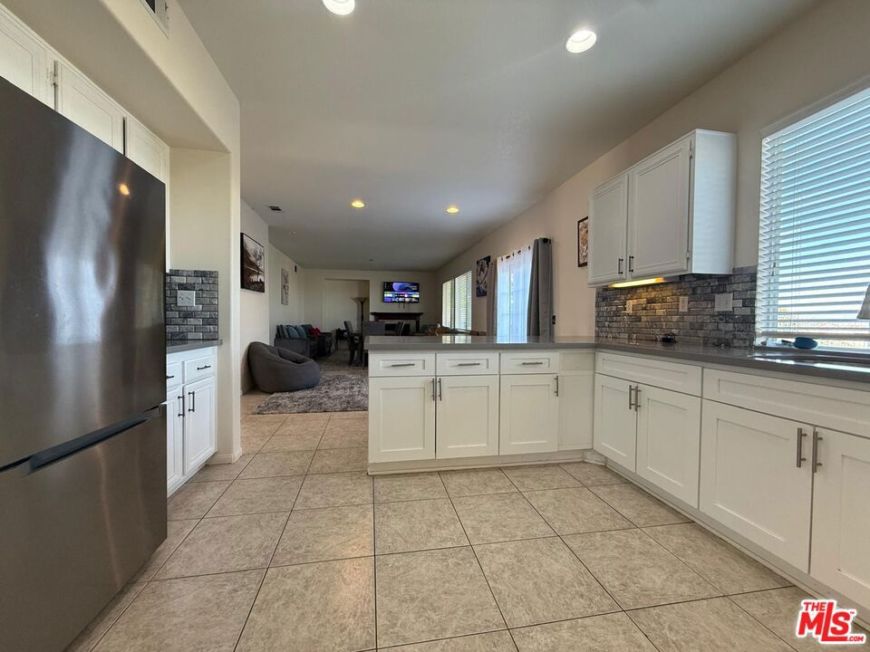 719 W Avenue Q10 Property Photo 7