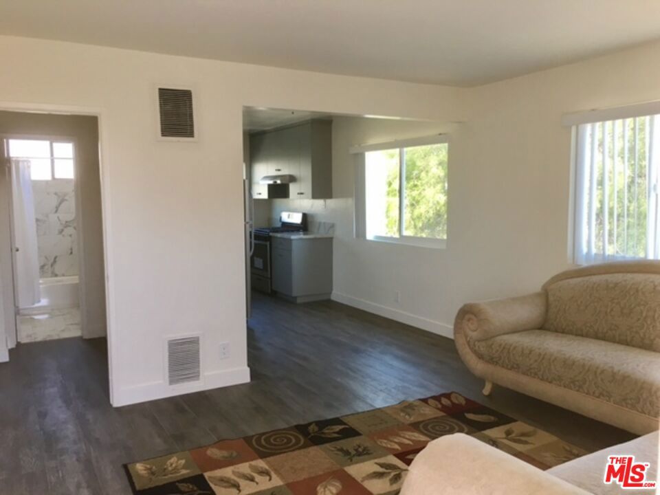 1353 W 36th Place 3 Property Photo 1