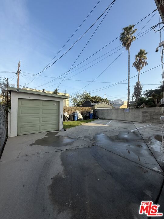 6544 S Victoria Avenue Property Photo 6