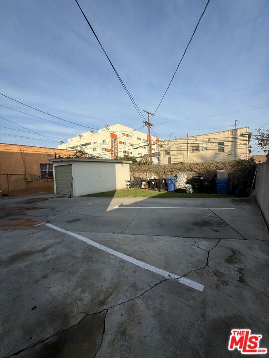 6544 S Victoria Avenue Property Photo 7