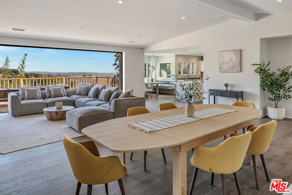 2612 Carman Crest Drive Property Photo 5