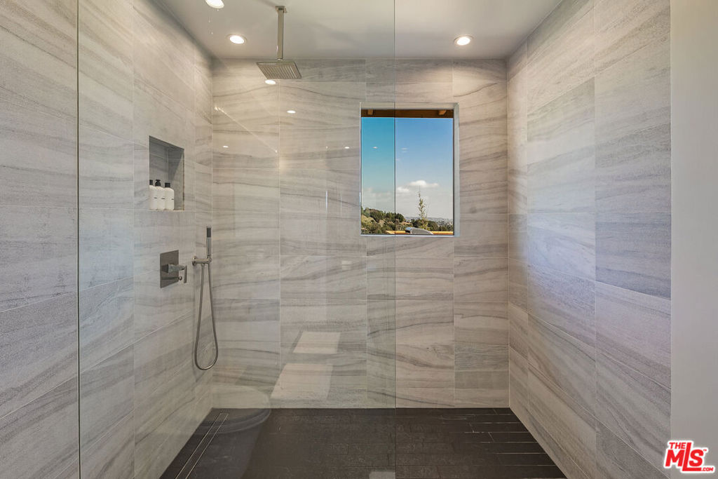 2612 Carman Crest Drive Property Photo 13