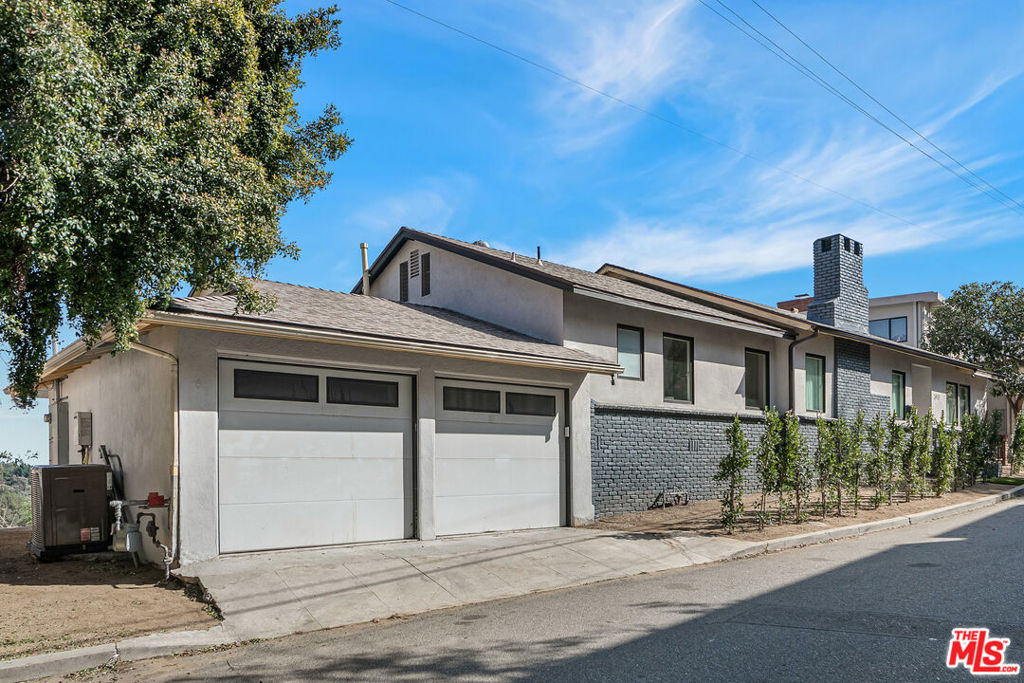 2612 Carman Crest Drive Property Photo 19
