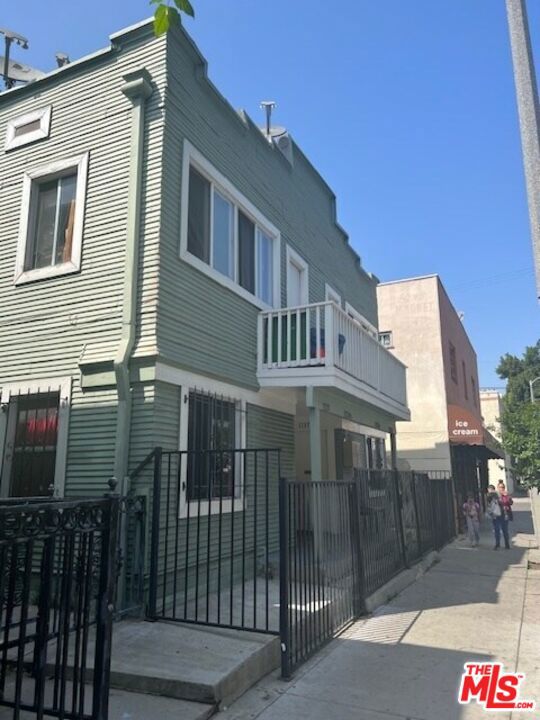 1137 S Union Avenue Property Photo 1