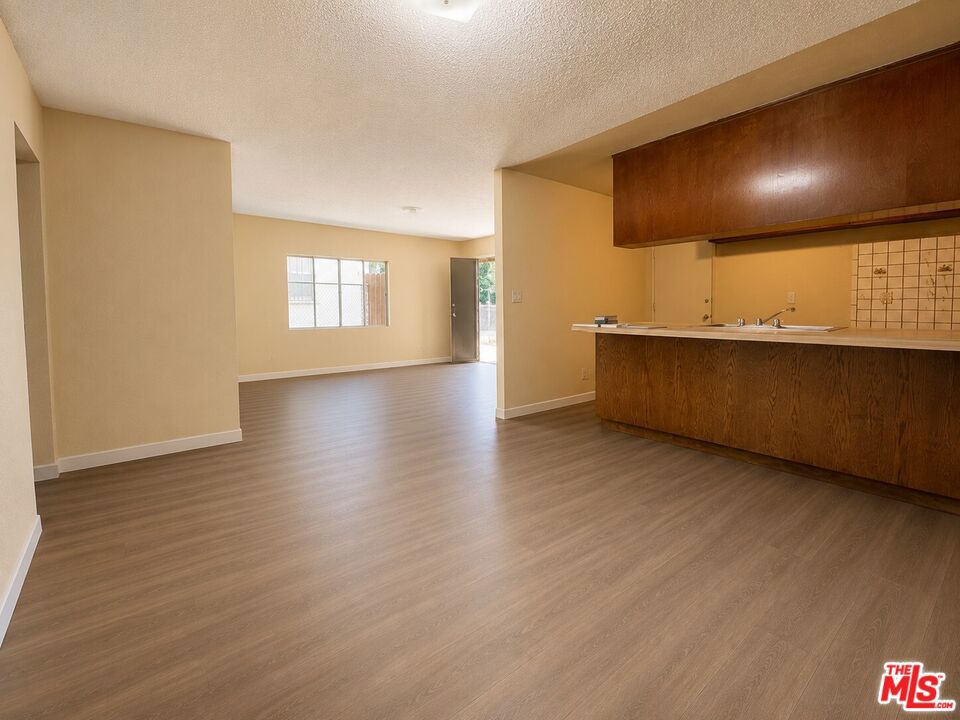 327 E 101st Street Property Photo 5