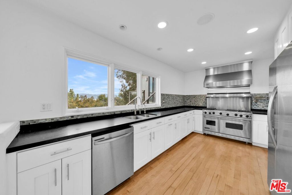 15263 Mulholland Drive Property Photo 6