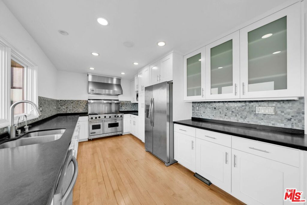 15263 Mulholland Drive Property Photo 7
