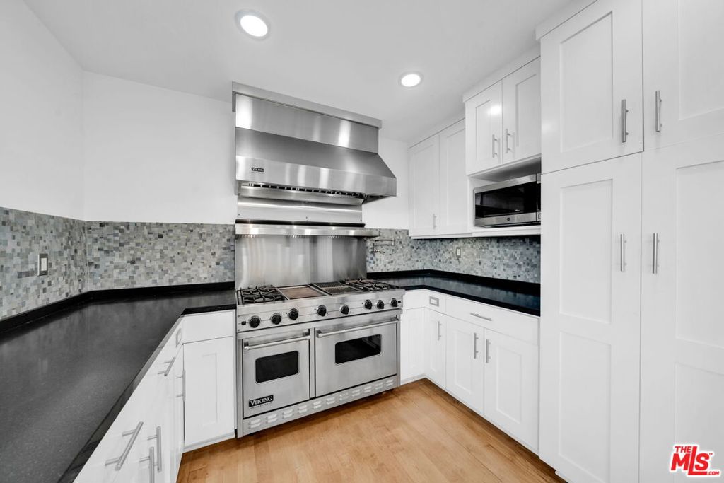 15263 Mulholland Drive Property Photo 8