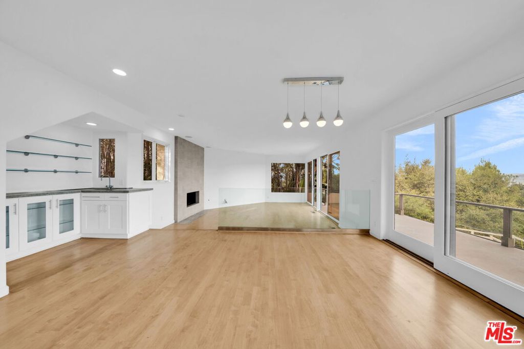 15263 Mulholland Drive Property Photo 10