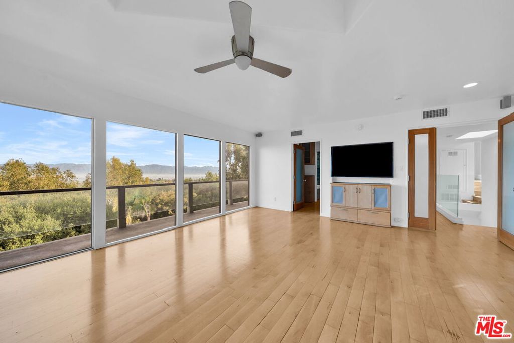 15263 Mulholland Drive Property Photo 17
