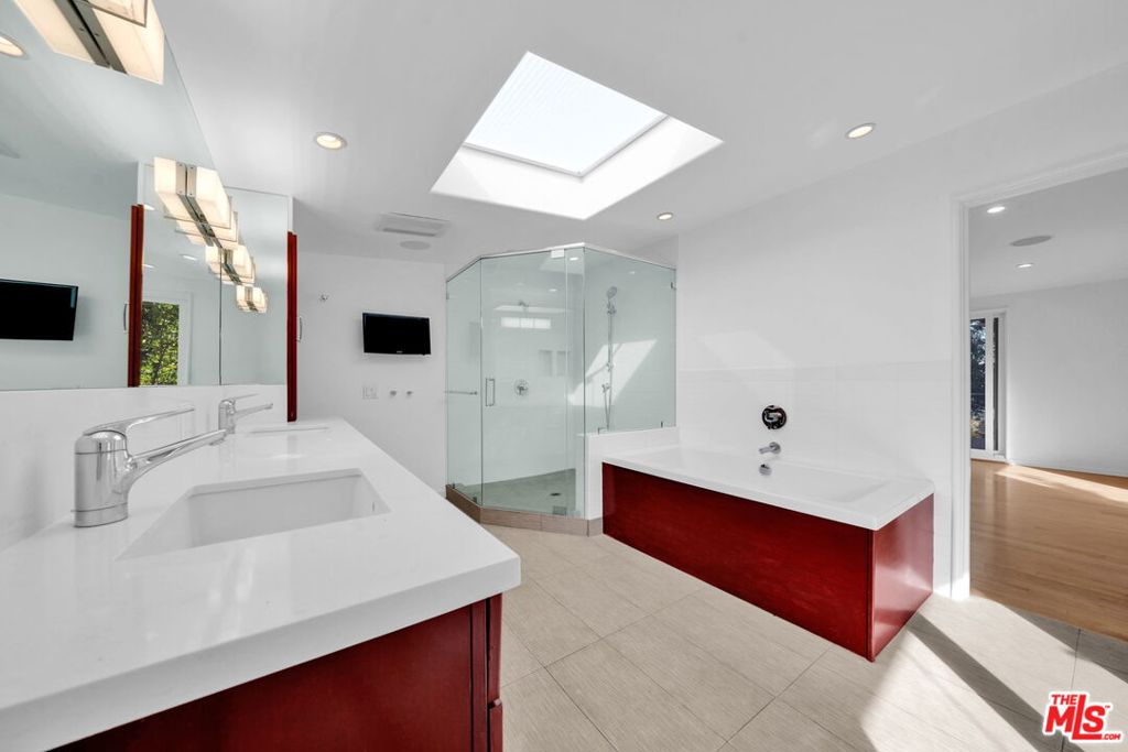 15263 Mulholland Drive Property Photo 32