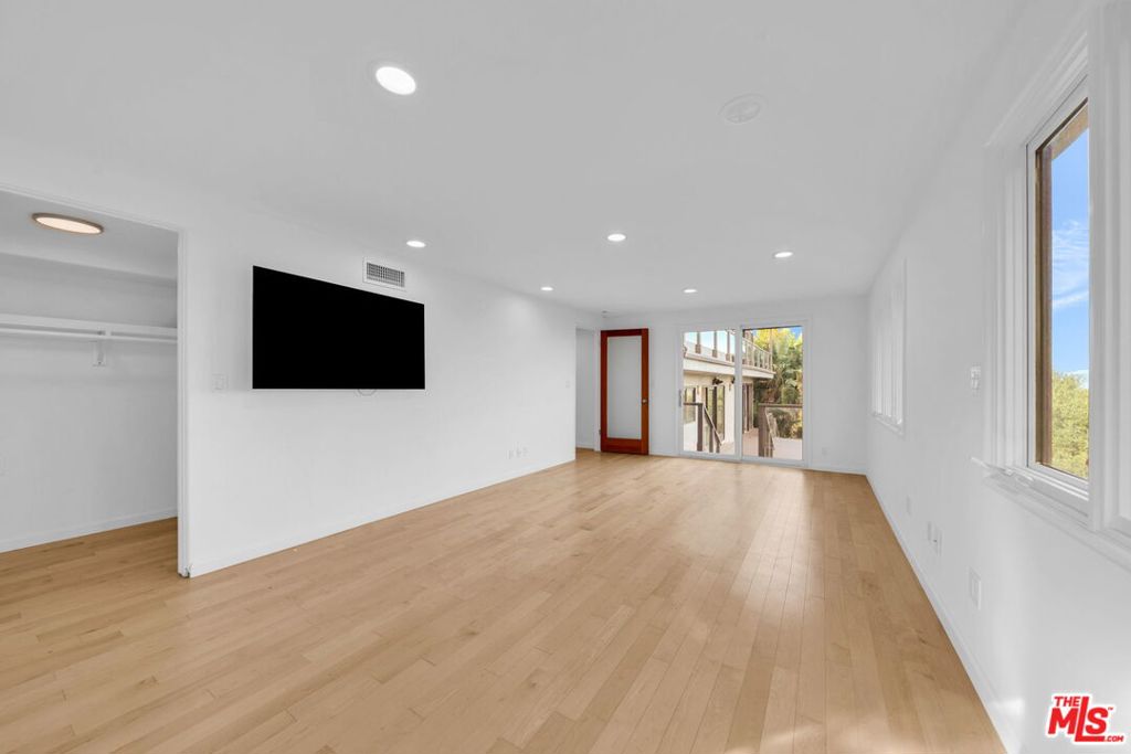 15263 Mulholland Drive Property Photo 43
