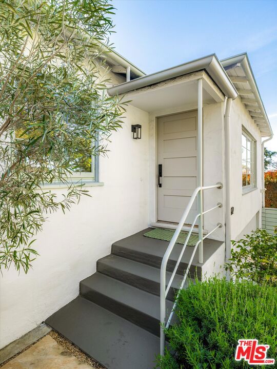1322 E Cota Street Property Photo 5