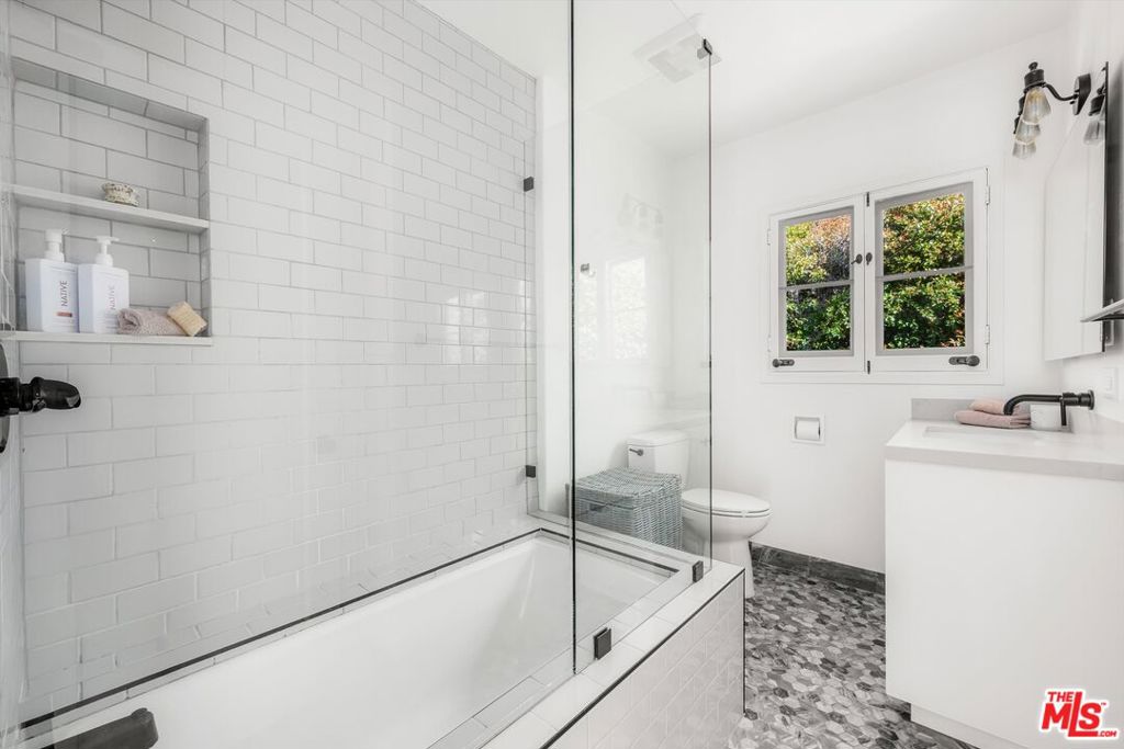 1322 E Cota Street Property Photo 25