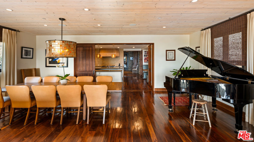 964 Palisades Beach Road Property Photo 10