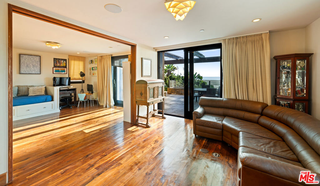 964 Palisades Beach Road Property Photo 33