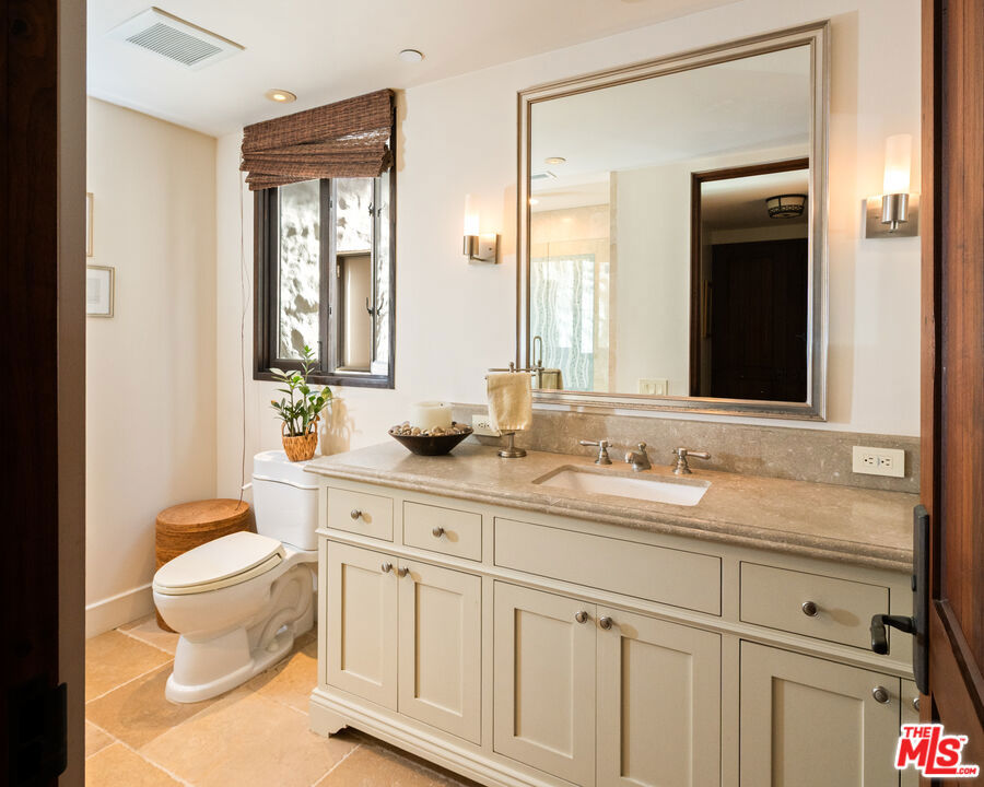 964 Palisades Beach Road Property Photo 37