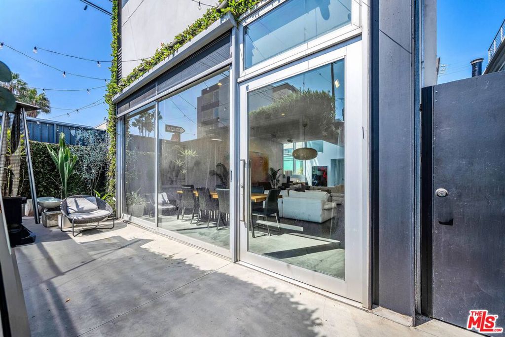 17 N Venice Boulevard Property Photo 3