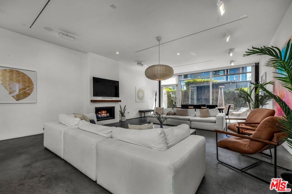 17 N Venice Boulevard Property Photo 4