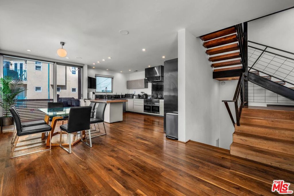 17 N Venice Boulevard Property Photo 8
