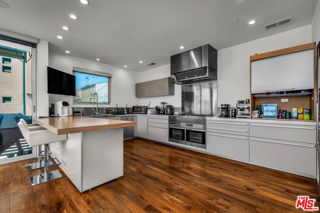 17 N Venice Boulevard Property Photo 9