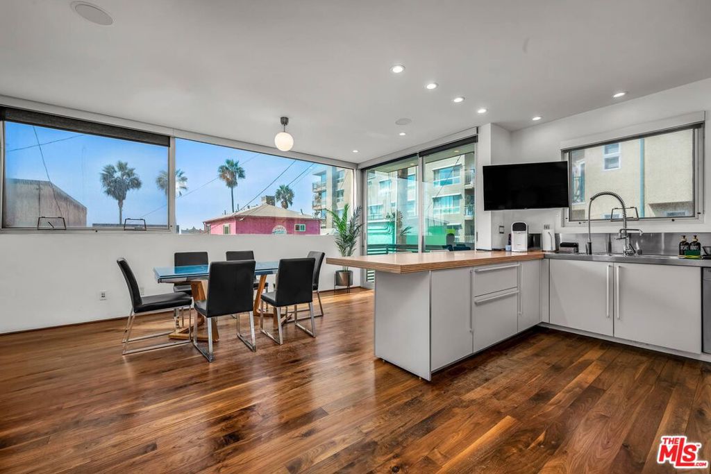17 N Venice Boulevard Property Photo 11