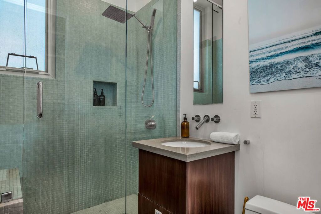 17 N Venice Boulevard Property Photo 16
