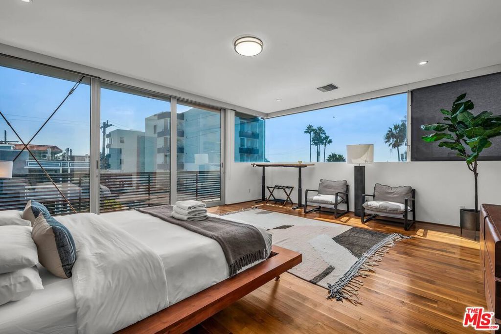 17 N Venice Boulevard Property Photo 24