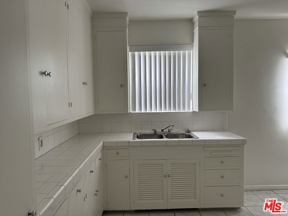 2722 W 43rd Place Property Photo 5