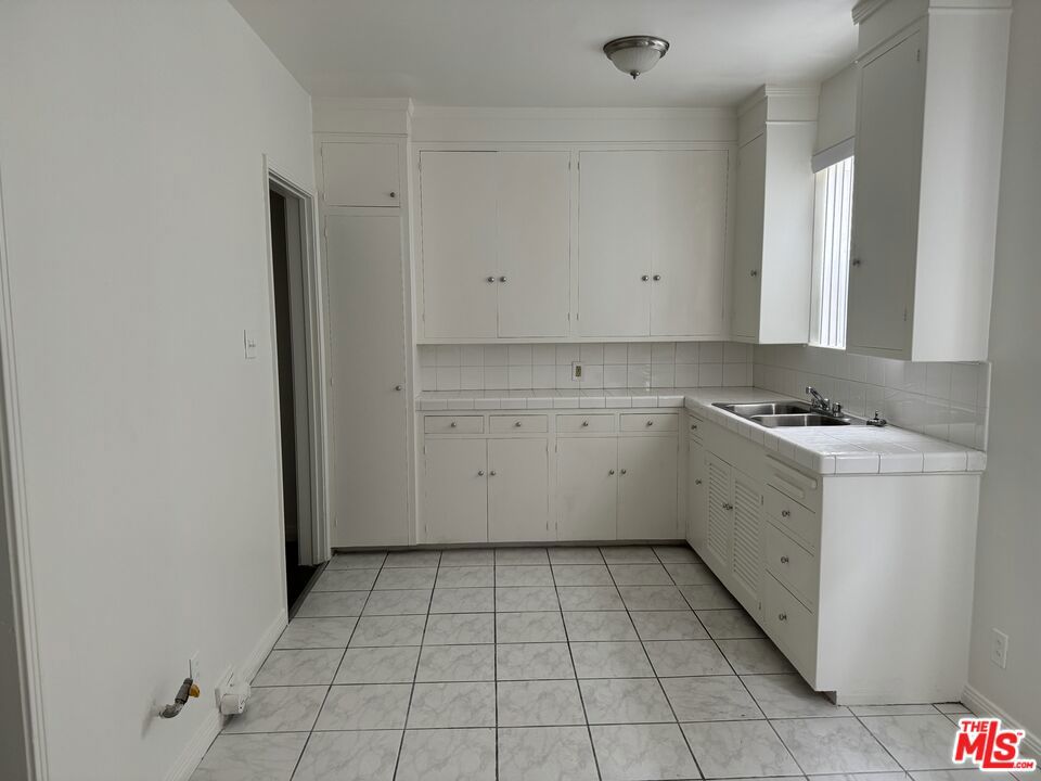 2722 W 43rd Place Property Photo 8
