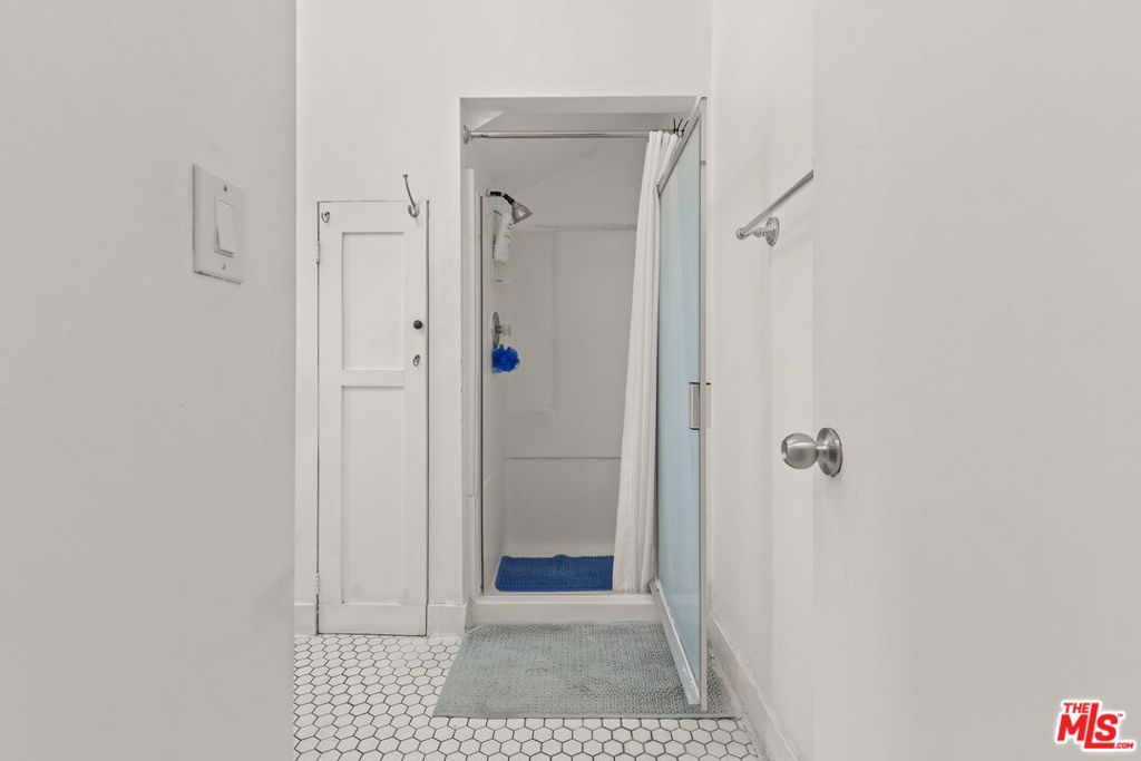1807 N Van Ness Avenue Property Photo 27
