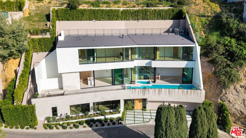8765 Hollywood Property Photo 2