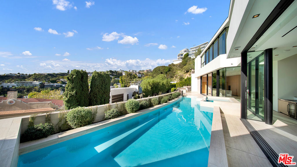 8765 Hollywood Property Photo 4