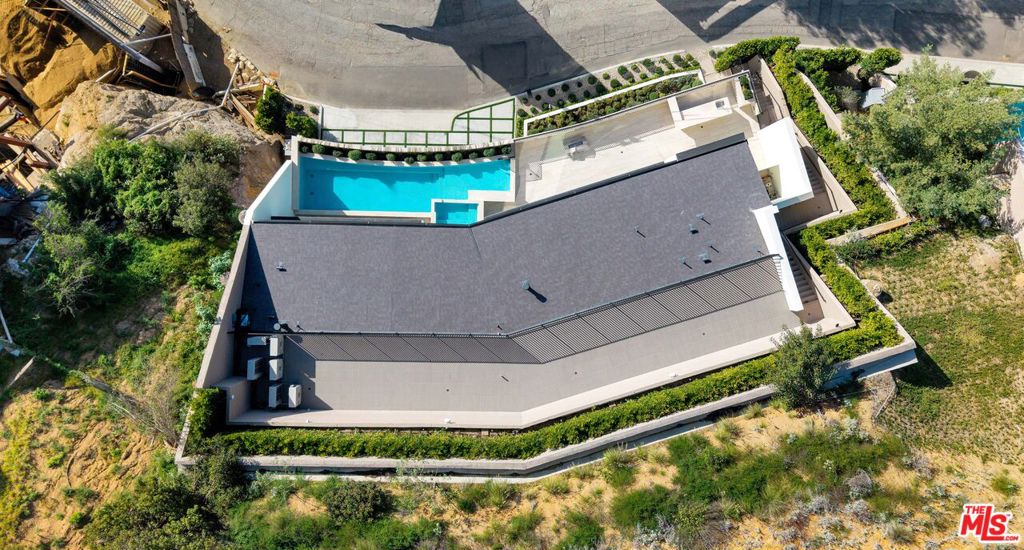 8765 Hollywood Property Photo 5