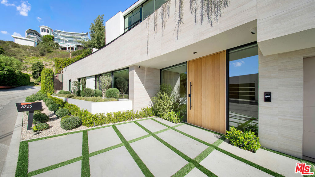 8765 Hollywood Property Photo 6