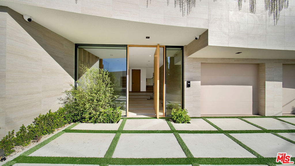 8765 Hollywood Property Photo 7