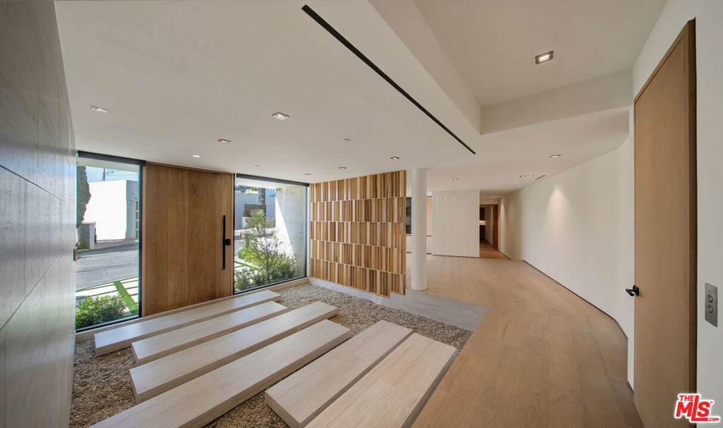 8765 Hollywood Property Photo 9