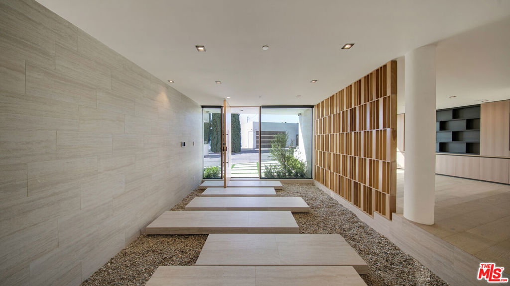 8765 Hollywood Property Photo 12
