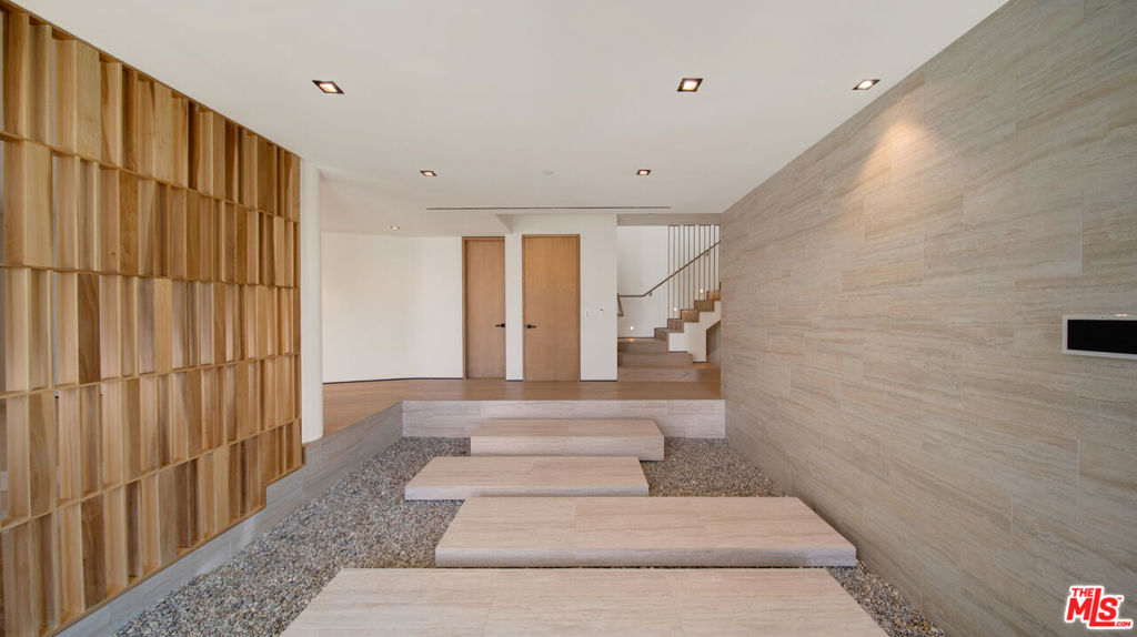 8765 Hollywood Property Photo 13