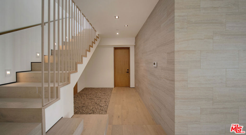 8765 Hollywood Property Photo 14