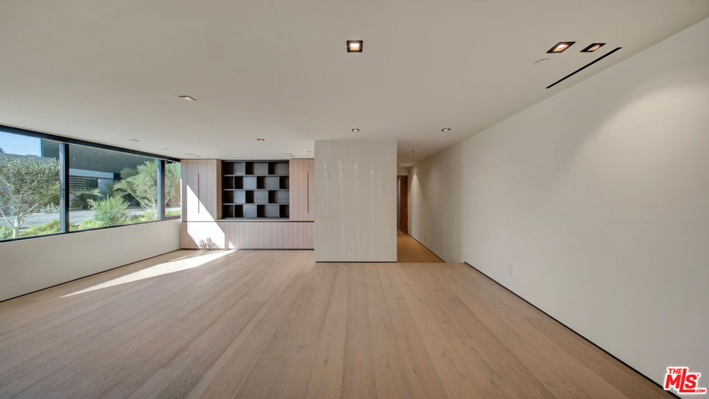 8765 Hollywood Property Photo 15