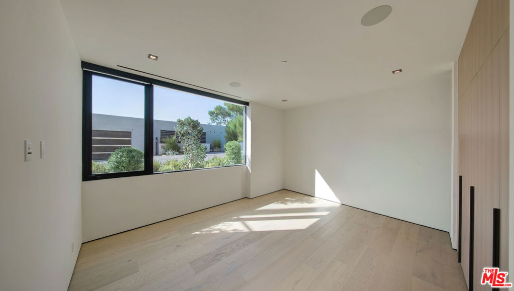 8765 Hollywood Property Photo 16